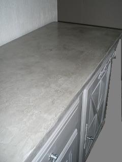 Ce bahut basque, revisité coloris poivre, s'est paré d'un plateau effet béton coloris Taupe
